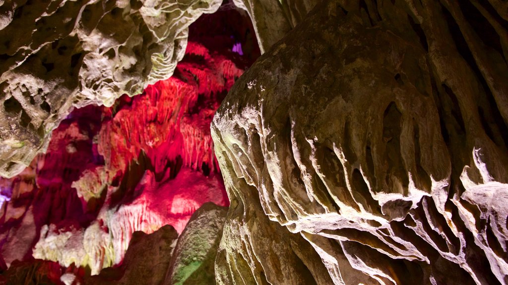 St Michael\'s Cave som viser huler