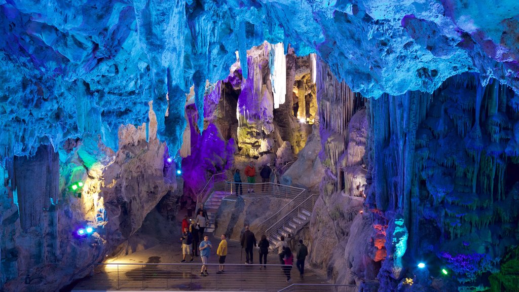 Gruta de São Miguel mostrando cavernas assim como um pequeno grupo de pessoas