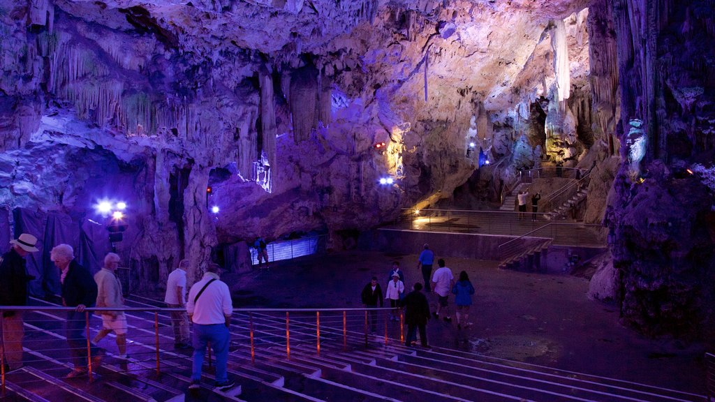 Cueva de San Miguel mostrando cuevas y también un pequeño grupo de personas