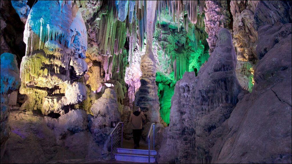 St Michael\'s Cave som viser huler