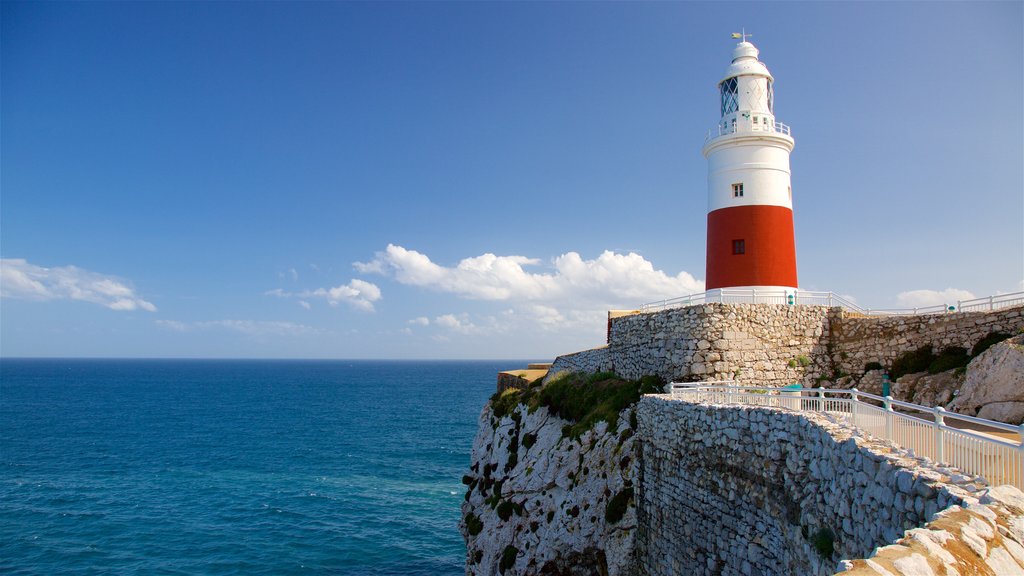 Europa Point-fyret som omfatter udsigt over kystområde, udsigt og barsk kystlinje