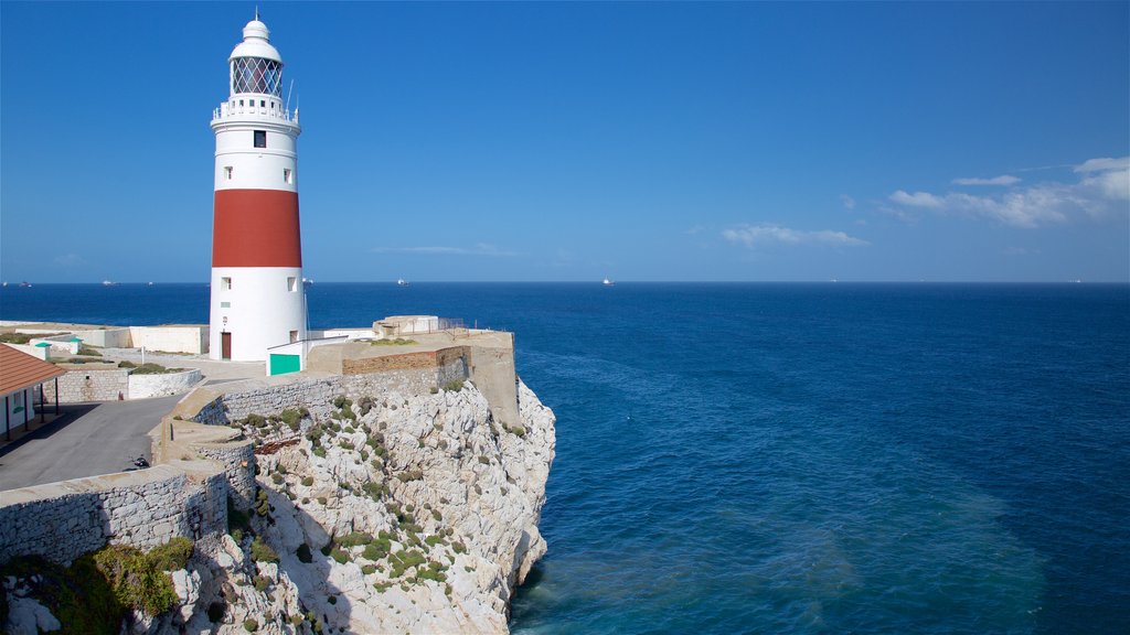 Europa Point fyr fasiliteter samt klippelandskap, kyst og utsikt