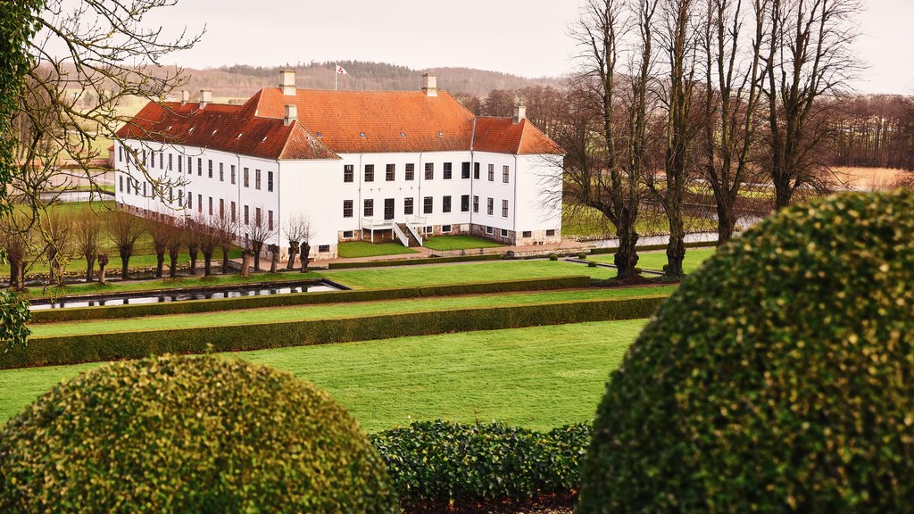 Randers som visar stillsam natur och ett slott