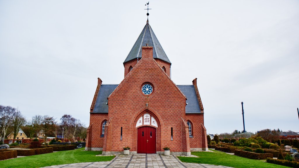 Øster Hurup mostrando architettura d\'epoca e chiesa o cattedrale