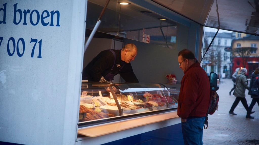 Slagelse que incluye comidas al aire libre y también un hombre