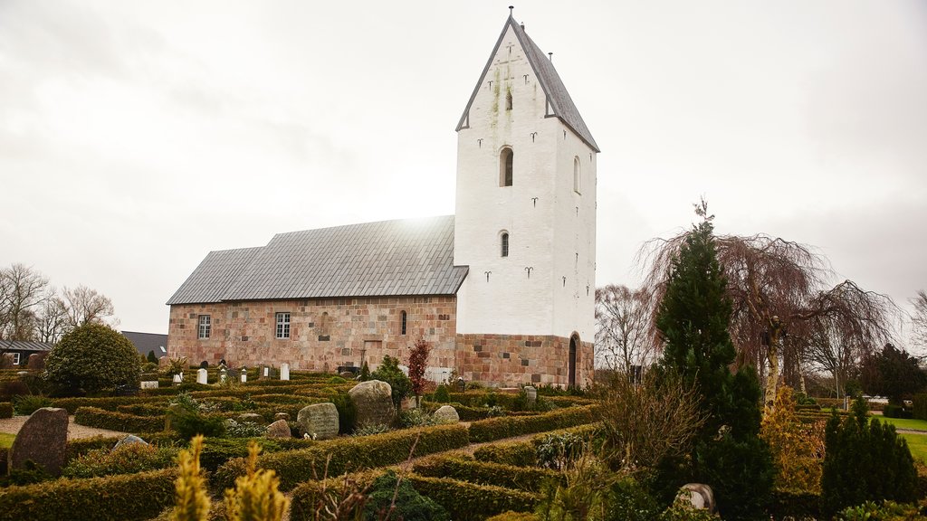 Slagelse caracterizando uma igreja ou catedral e um jardim