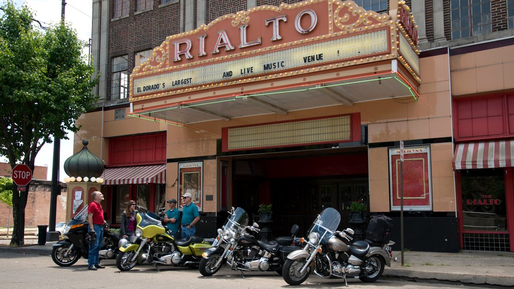 El Dorado caracterizando cenas de teatro assim como um pequeno grupo de pessoas