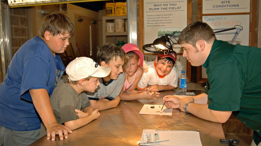 Crater of Diamonds State Park showing interior views as well as children