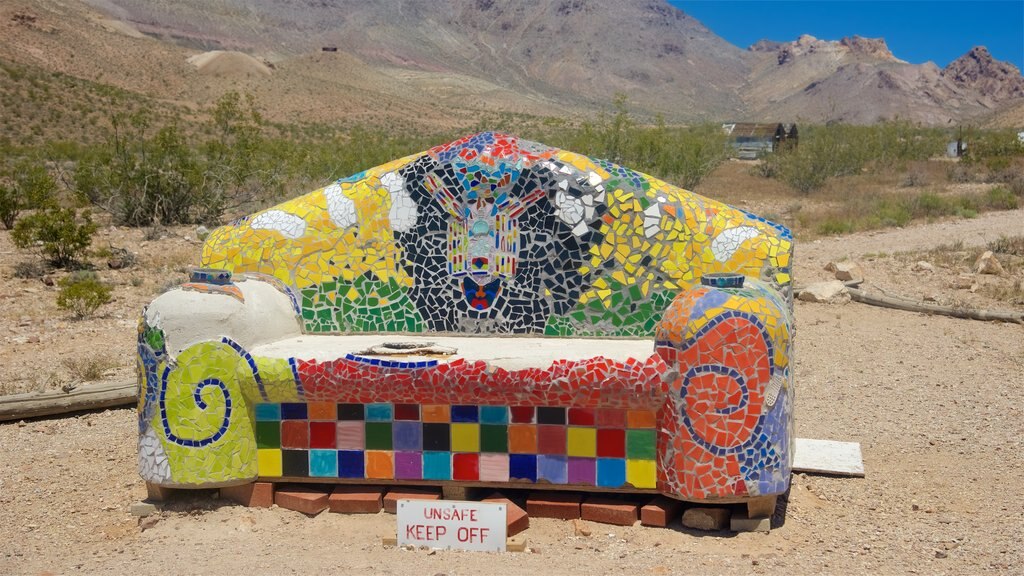 Museo Goldwell al aire libre ofreciendo arte al aire libre y vistas al desierto