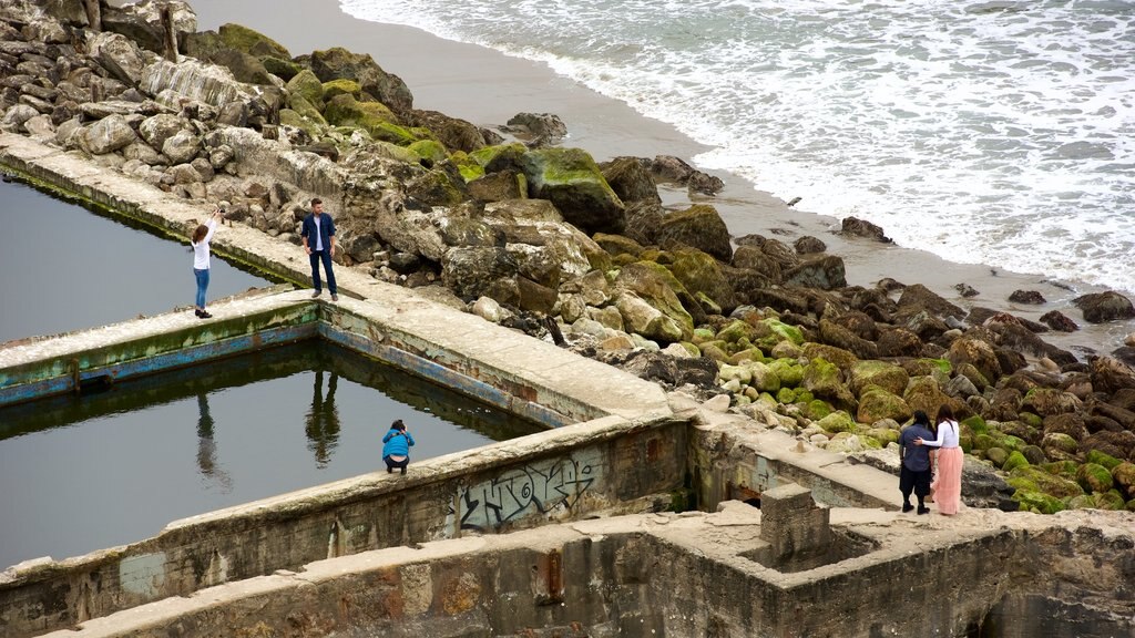 Land\'s End que inclui litoral rochoso e uma praia de areia