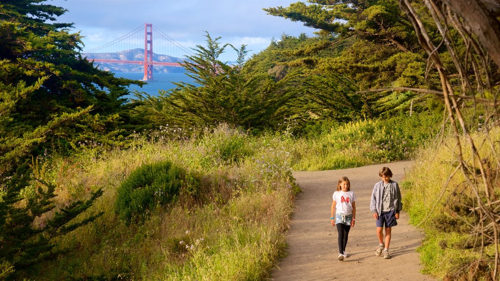 Sendero de Land\'s End mostrando un parque y caminatas y también niños