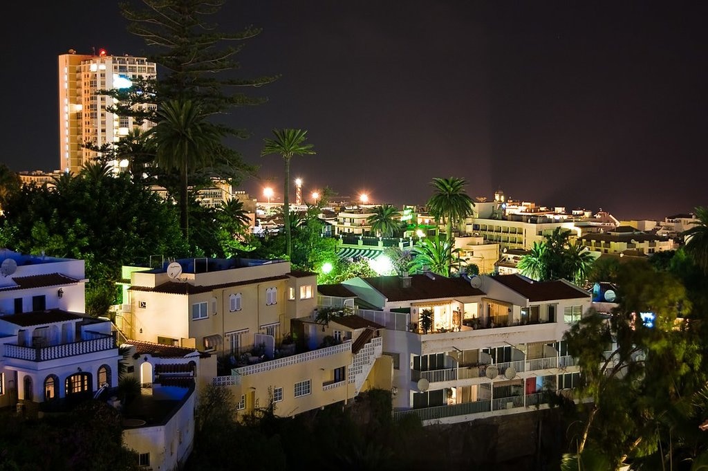 1083px-Puerto_de_la_Cruz_at_Night.jpg?1575973427