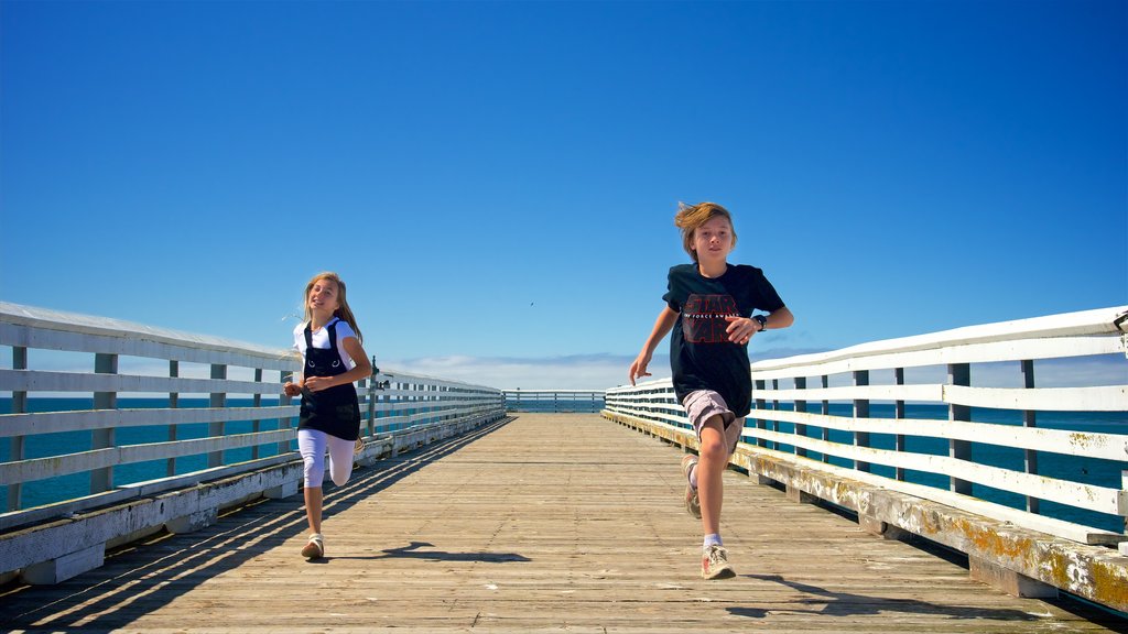 San Simeon Pier såvel som børn