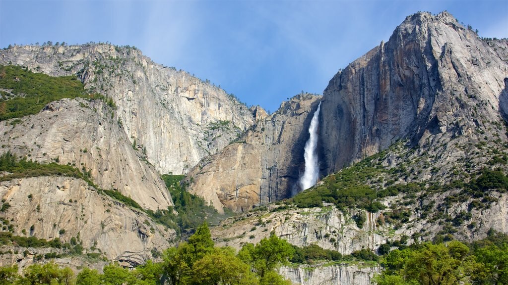 Sendero de Cook\'s Meadow mostrando montañas y una cascada