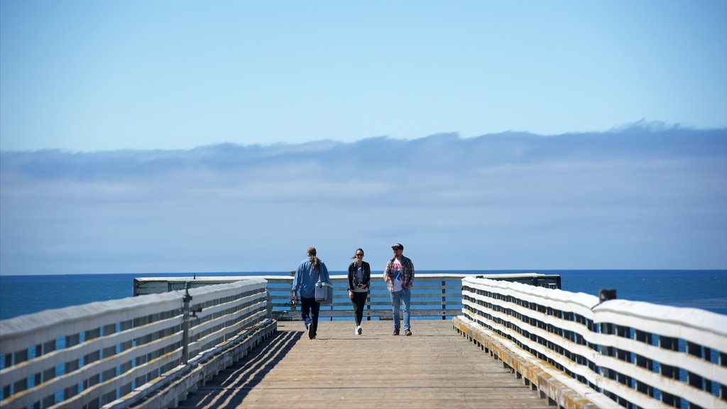 San Simeon Pier en ook een klein groepje mensen