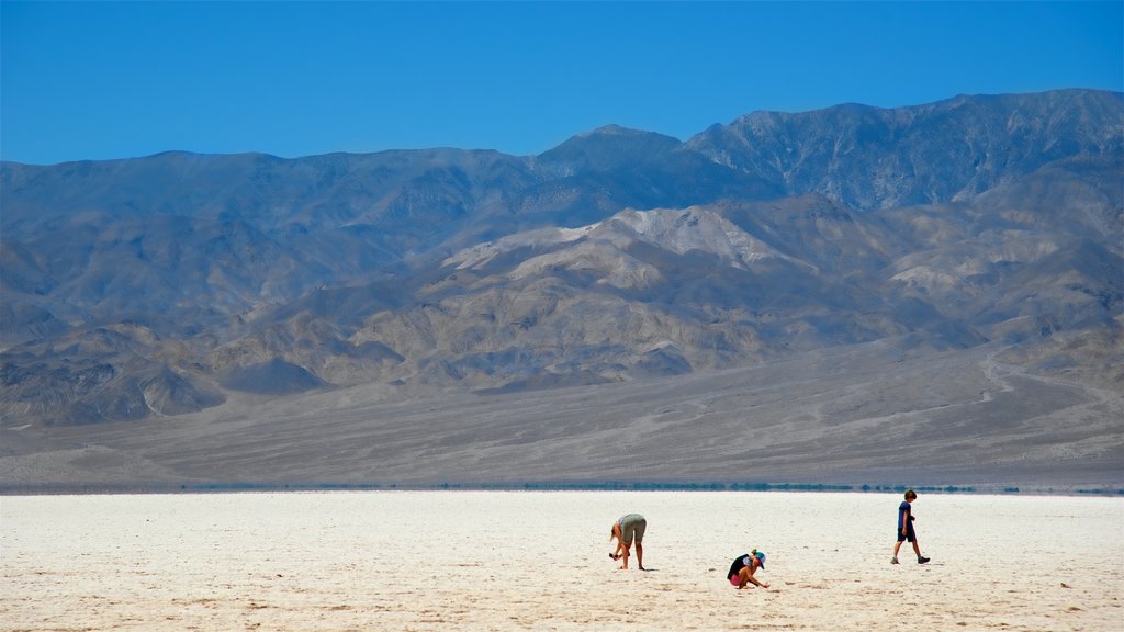 Death Valley toont hiken of wandelen, een kloof of ravijn en vredige uitzichten