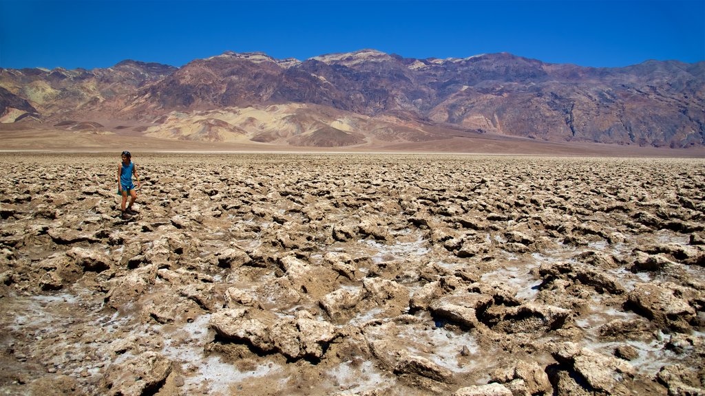 Devil\'s Golf Course caracterizando montanhas, paisagens do deserto e paisagem