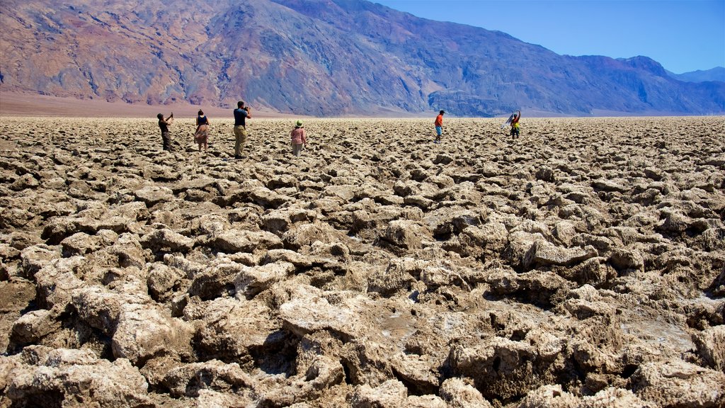 Valle de la Muerte ofreciendo escenas tranquilas y vistas al desierto y también un pequeño grupo de personas