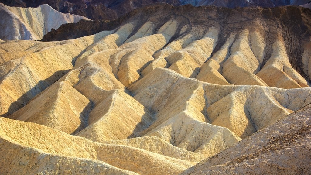 Zabriskie Point montrant paysages paisibles et vues du désert