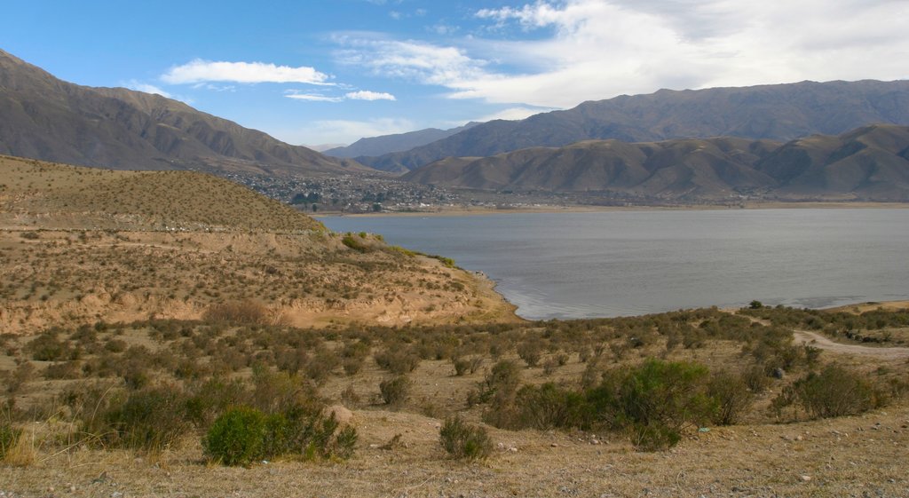 Tafi del Valle qui includes scènes tranquilles et lac ou étang