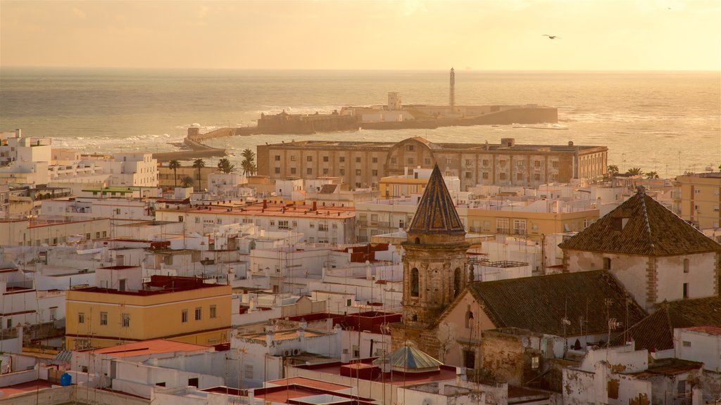 Castillo de San Sebastián mostrando vistas generales de la costa, una ciudad costera y una puesta de sol