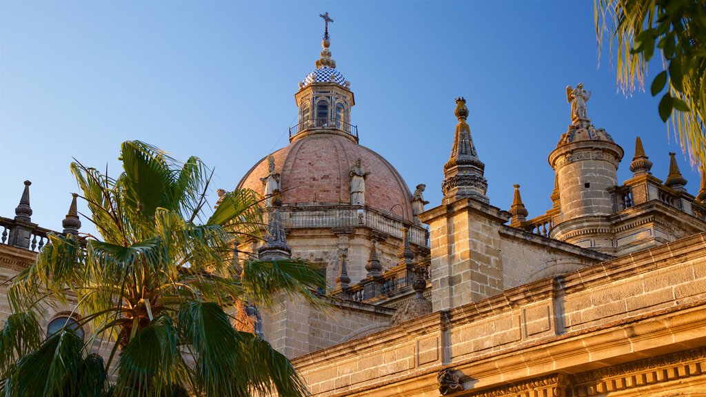 Catedral Jerez mostrando um pôr do sol, uma igreja ou catedral e elementos de patrimônio