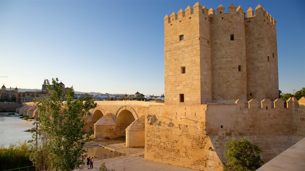 Torre de la Calahorra mostrando un río o arroyo y elementos patrimoniales