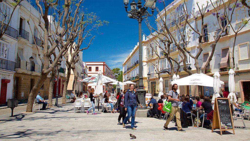 Cádiz que inclui cenas de rua assim como um pequeno grupo de pessoas