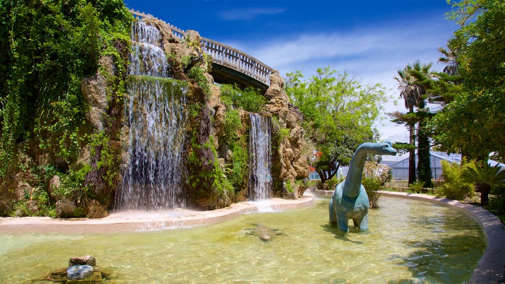 Cádiz que inclui uma cascata, um lago e uma estátua ou escultura