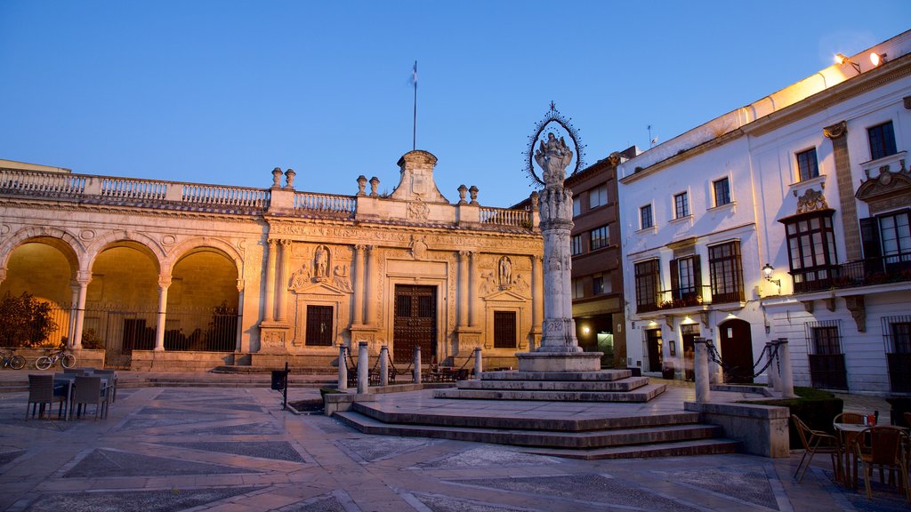 Jerez de la Frontera que incluye una plaza, elementos patrimoniales y un monumento