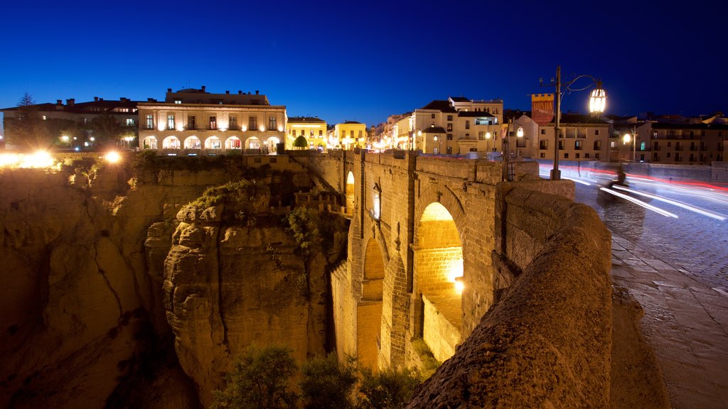 Puente Nuevo mostrando elementos patrimoniales, escenas de noche y un puente