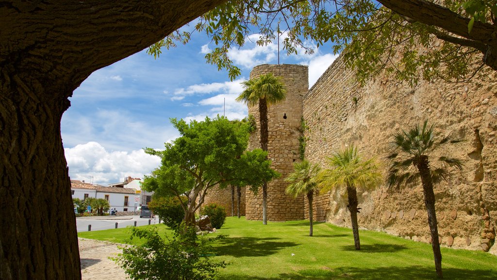 Puerta de Almocábar ofreciendo elementos del patrimonio y un jardín