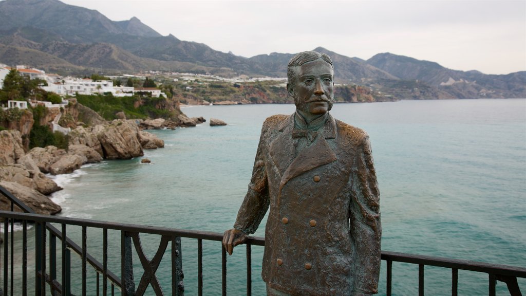 Balcón de Europa que incluye vista general a la costa y una estatua o escultura