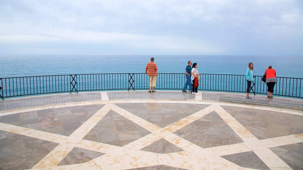 Balcón de Europa que incluye vistas y vistas generales de la costa y también un pequeño grupo de personas