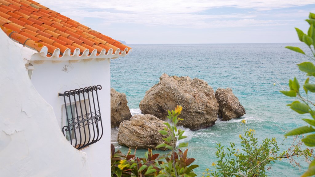 Praia Salón caracterizando litoral acidentado e paisagens litorâneas