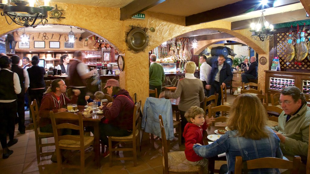 Marbella ofreciendo vistas interiores y salir a cenar y también un gran grupo de personas