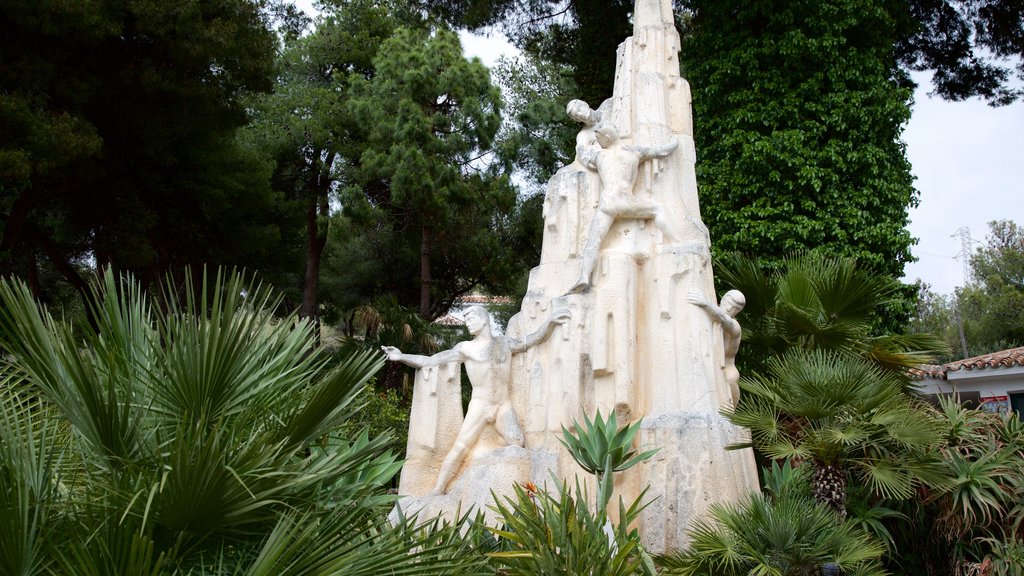 Nerja Grotter som viser en park og en statue eller en skulptur