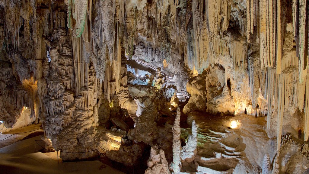 Cuevas de Nerja mostrando cuevas