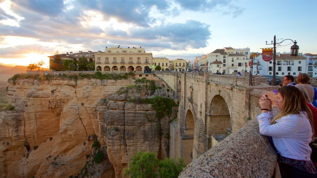 Puente Nuevo mostrando una pequeña ciudad o pueblo y vistas y también una mujer