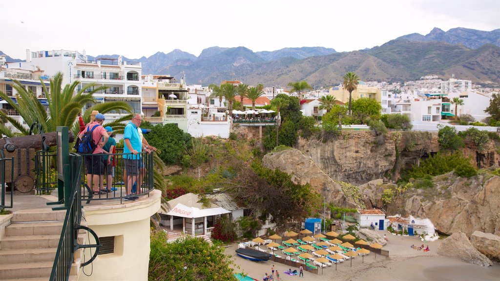 Balcon de Europa caracterizando uma cidade litorânea e paisagens assim como um pequeno grupo de pessoas