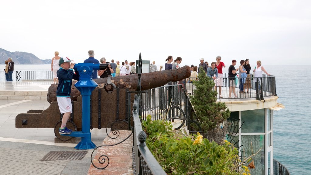 Balcón de Europa que incluye vistas y vistas generales de la costa y también un gran grupo de personas