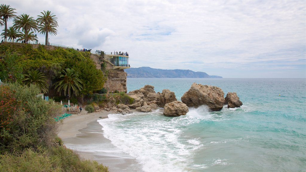 Balcón de Europa mostrando una playa de arena y vista general a la costa