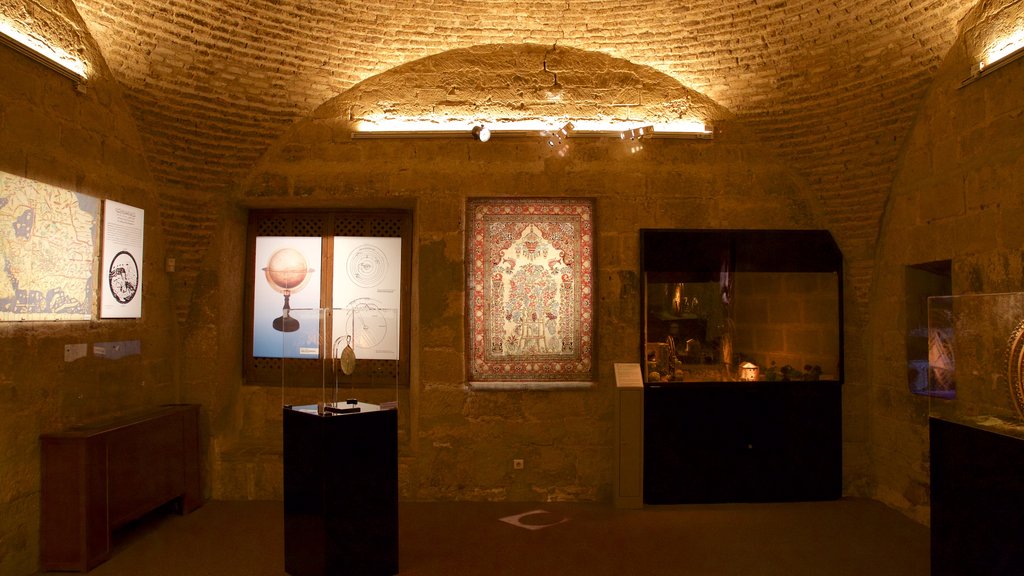 Torre de la Calahorra ofreciendo arte, elementos del patrimonio y vistas interiores