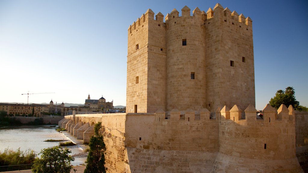 Torre de la Calahorra caracterizando um rio ou córrego e um pequeno castelo ou palácio