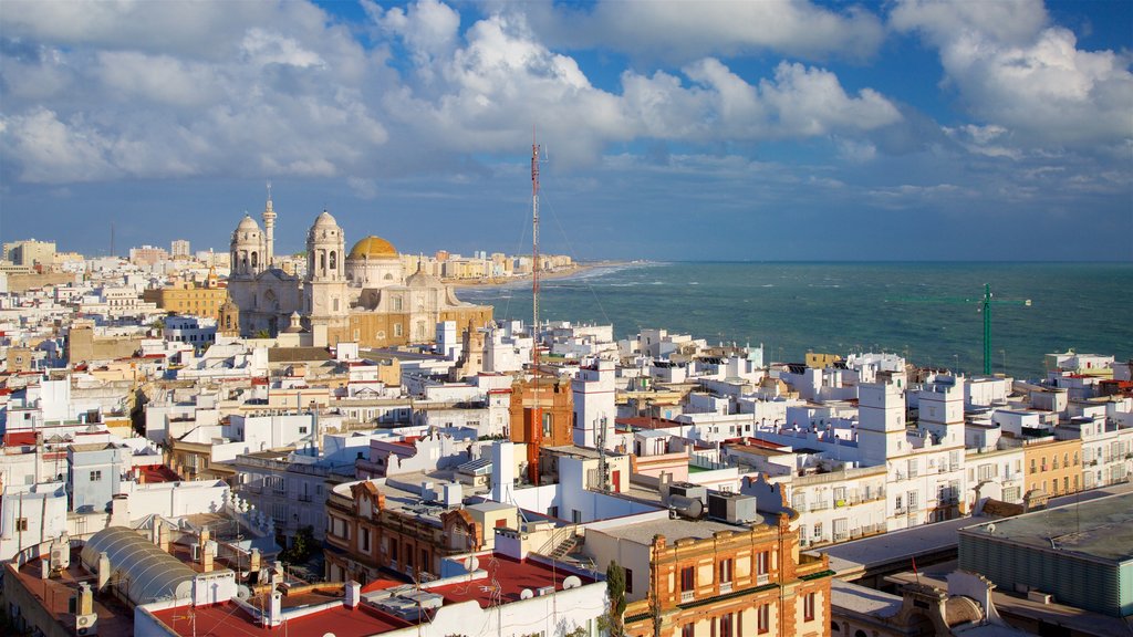 Torre Tavira som visar en kuststad, en liten stad eller by och kustutsikter