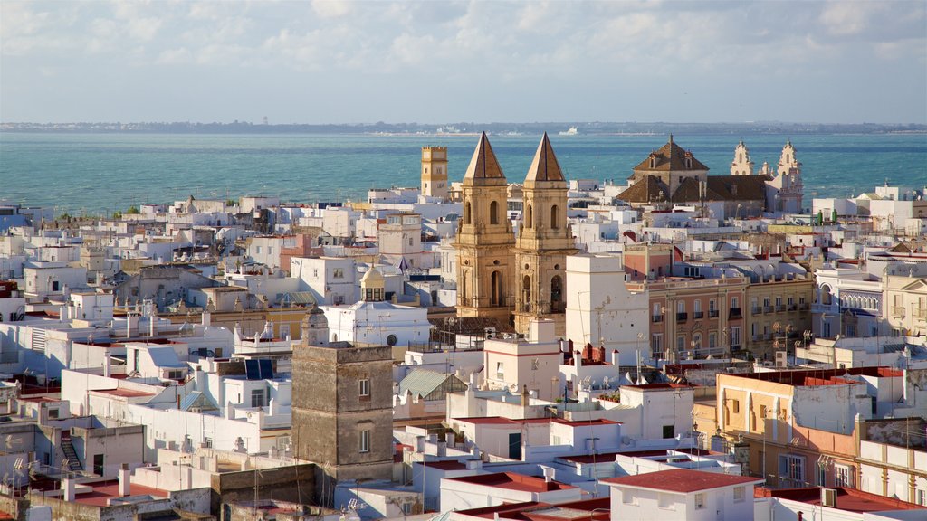 Torre Tavira que incluye vista general a la costa, una pequeña ciudad o aldea y una ciudad costera