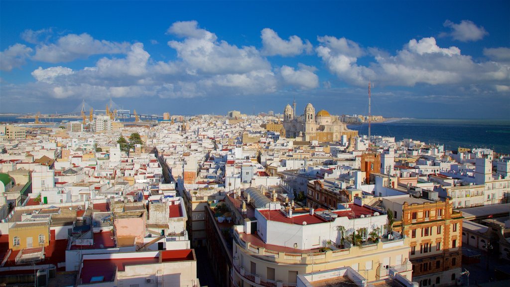 Torre Tavira ofreciendo una pequeña ciudad o aldea y una ciudad costera