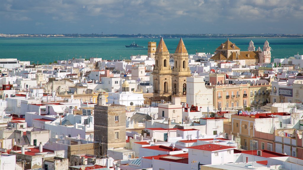 Torre Tavira ofreciendo vista general a la costa, una ciudad costera y una pequeña ciudad o aldea