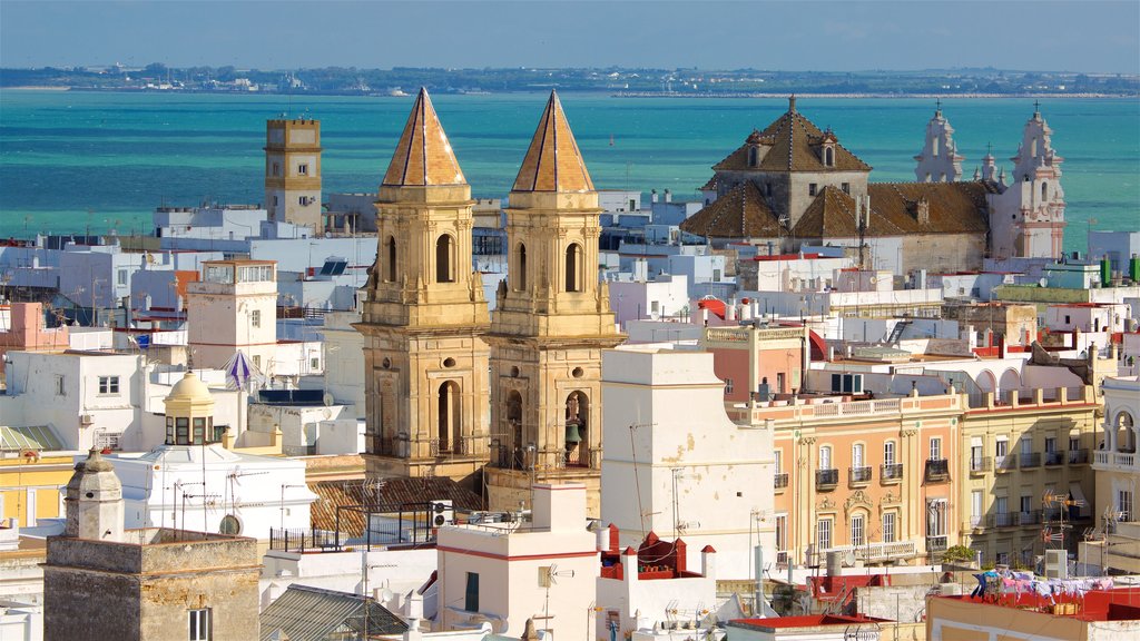 Torre Tavira que incluye una ciudad costera y vistas generales de la costa