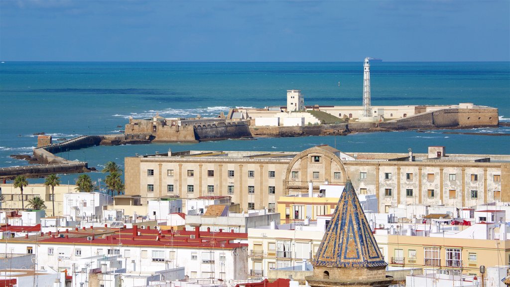 Torre Tavira que inclui uma cidade litorânea e paisagens litorâneas